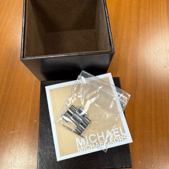 Michael Kors Chronograph Watch - Picture 6 of 7